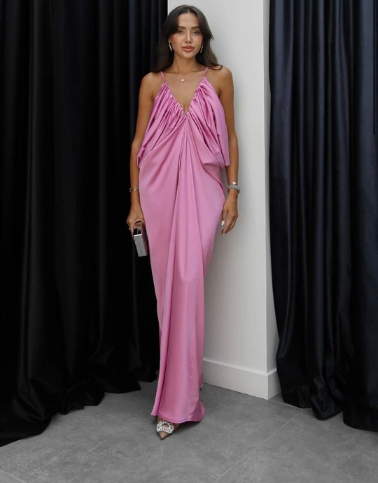 Abito SHEILA Elegante abito lungo in raso, caratterizzato da un design drappeggiato con spalline sottili e scollo profondo a V.