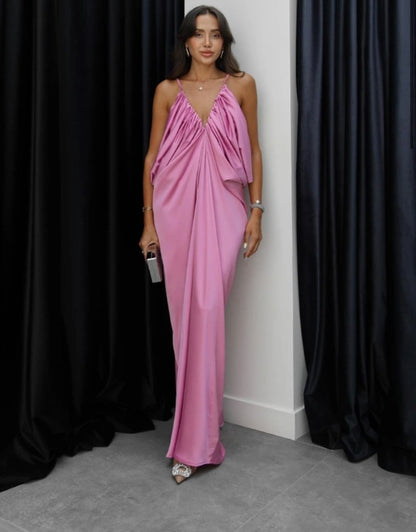 Abito SHEILA Elegante abito lungo in raso, caratterizzato da un design drappeggiato con spalline sottili e scollo profondo a V.