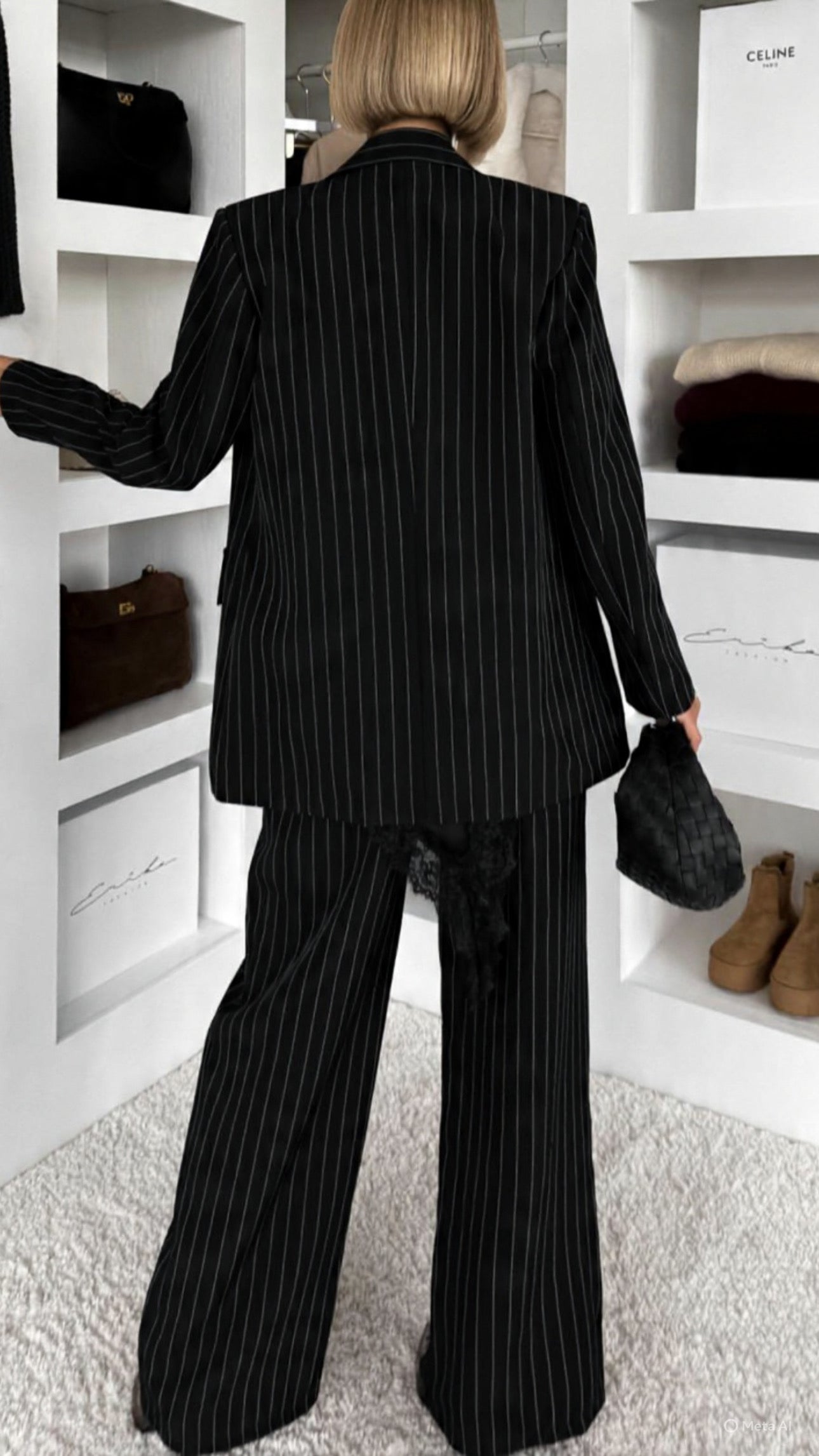 Tailleur Erika sofisticato dal carattere deciso, perfetto per chi ama un’eleganza contemporanea con un tocco sensuale. Il set è composto da blazer doppio petto gessato con top in pizzo e pantalone coordinato a gamba ampia