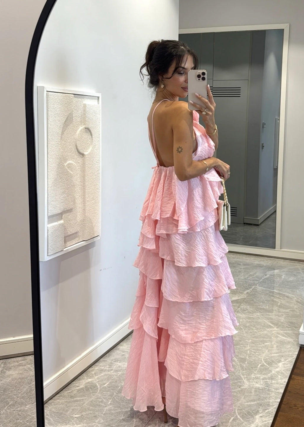 Abito CECILIA Elegante e scenografico, questo abito è realizzato in un leggero tessuto plissé effetto stropicciato.