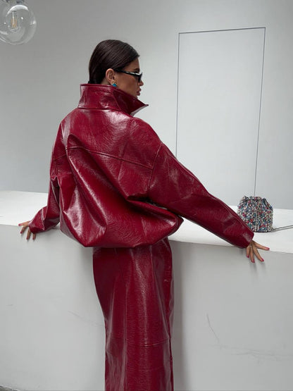 Co-ord Set in Similpelle Lucida Effect Noir
L'audacia incontra l'eleganza contemporanea. Eleva il tuo guardaroba con questo esclusivo coordinato a due pezzi, composto da una giacca bomber dallo stile urban-chic e una gonna midi dalla silhouette affusolata