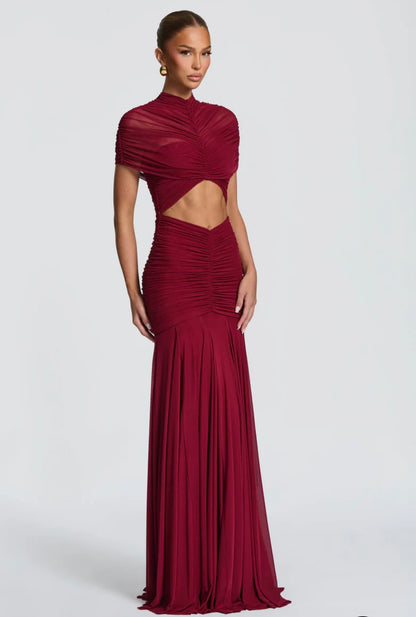 Abito Martina lungo elegante realizzato in tessuto leggero e drappeggiato che valorizza la silhouette. Design sofisticato con top incrociato effetto cut-out e gonna fluida a sirena.