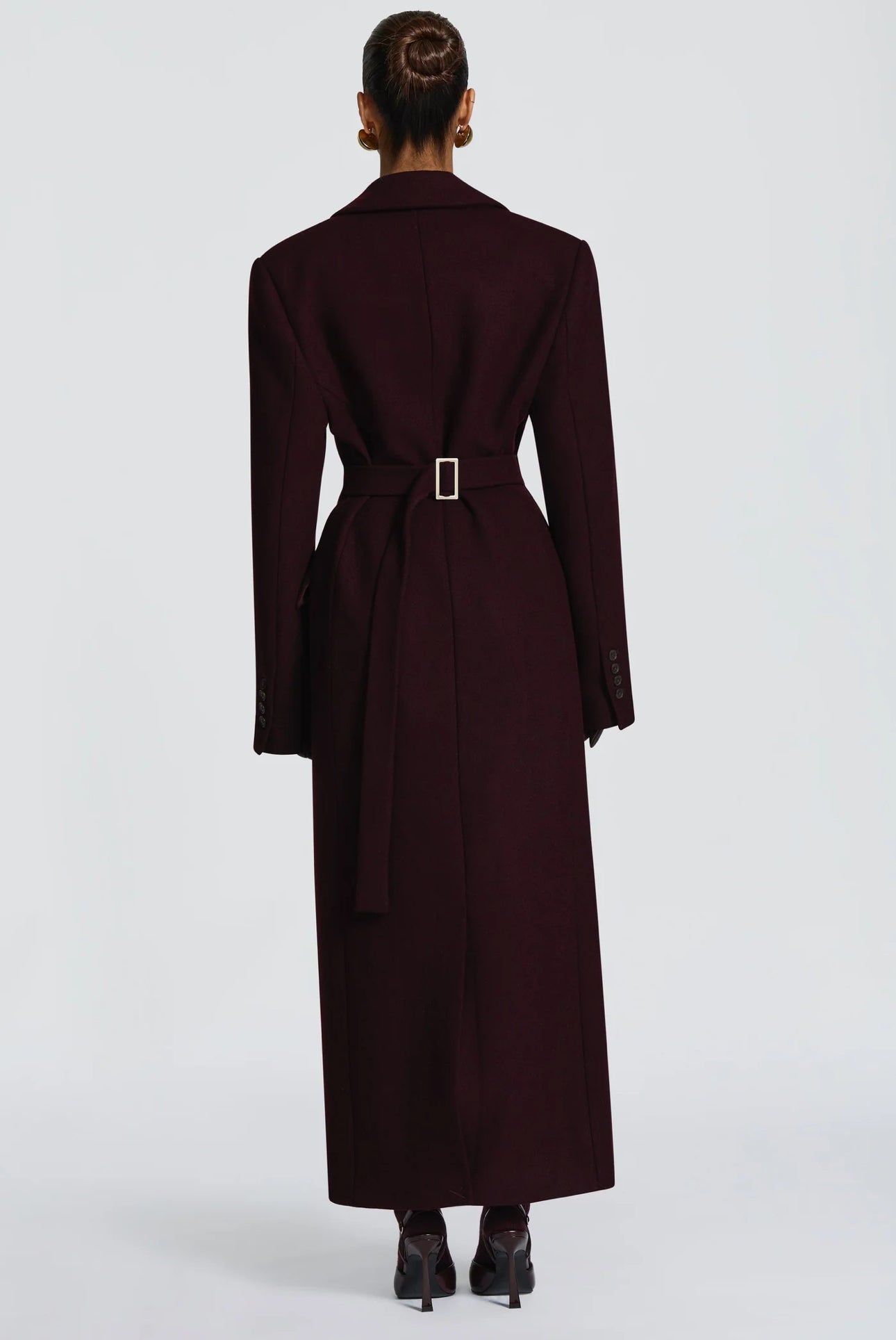 Cappotto ANGELICA lungo grigio in lana, con bottoni frontali e maxi revers a scialle. La linea dritta e sartoriale slancia la figura, mentre il colletto ampio aggiunge un tocco sofisticato. Perfetto per look invernali raffinati, dal giorno alla sera.