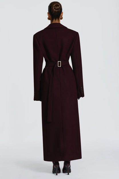 Cappotto ANGELICA lungo grigio in lana, con bottoni frontali e maxi revers a scialle. La linea dritta e sartoriale slancia la figura, mentre il colletto ampio aggiunge un tocco sofisticato. Perfetto per look invernali raffinati, dal giorno alla sera.