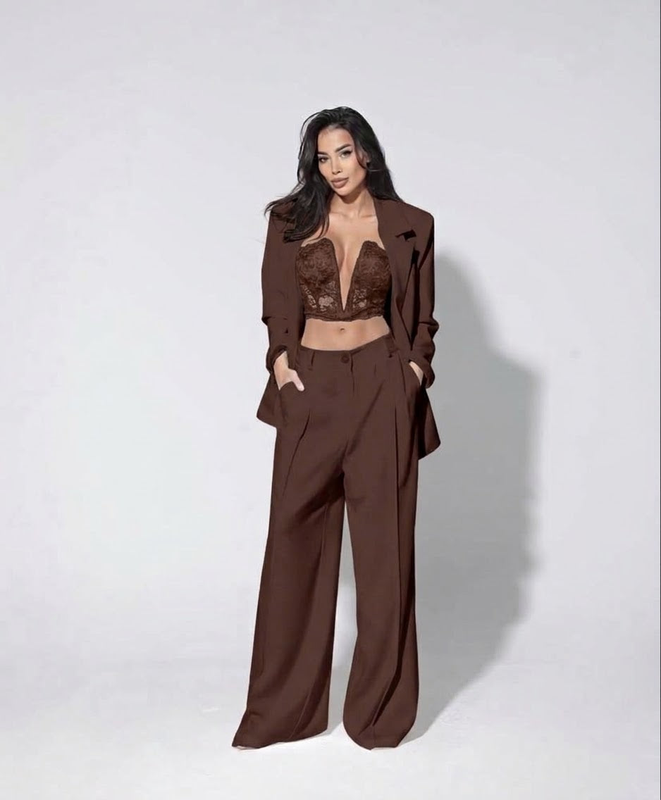 Tailleur Renata Questo completo è la scelta perfetta per distinguerti con stile: blazer dal taglio elegante, pantalone a gamba larga che slancia la figura e top in pizzo delicato che aggiunge un tocco sensuale e sofisticato.