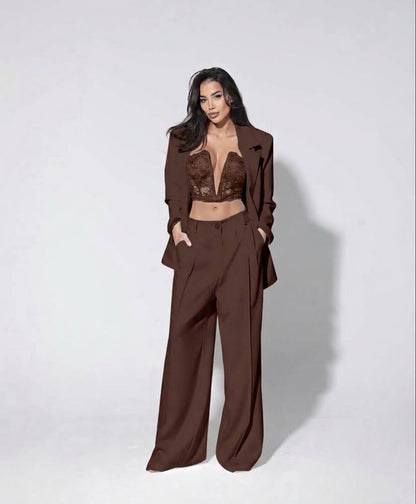 Tailleur Renata Questo completo è la scelta perfetta per distinguerti con stile: blazer dal taglio elegante, pantalone a gamba larga che slancia la figura e top in pizzo delicato che aggiunge un tocco sensuale e sofisticato.