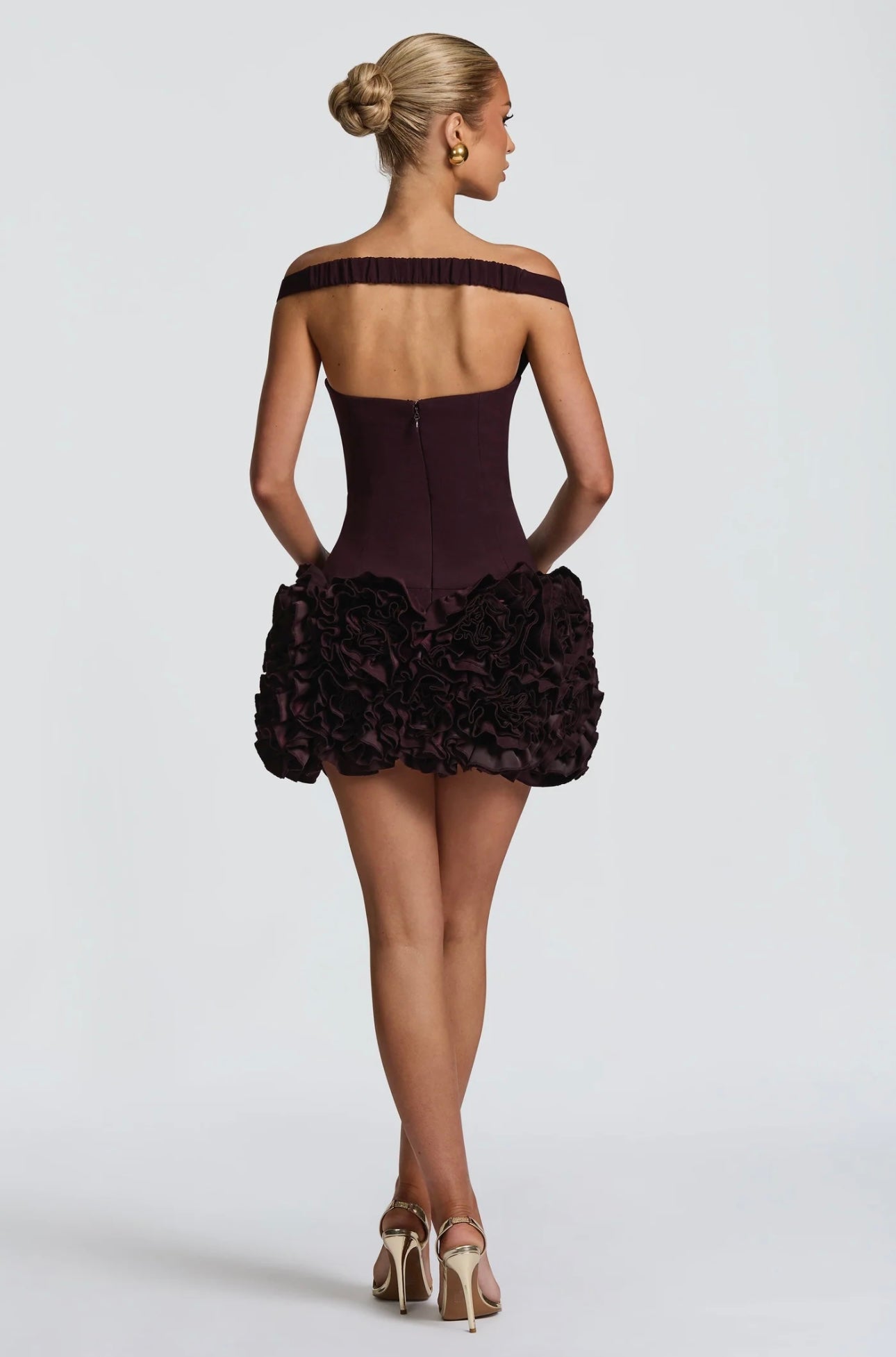 Mini Dress LIVIA 
Un mini dress raffinato e sofisticato, con scollo a cuore off-shoulder che valorizza il décolleté e una gonna arricchita da dettagli floreali tridimensionali. Perfetto per party, eventi esclusivi o come abito da cocktail