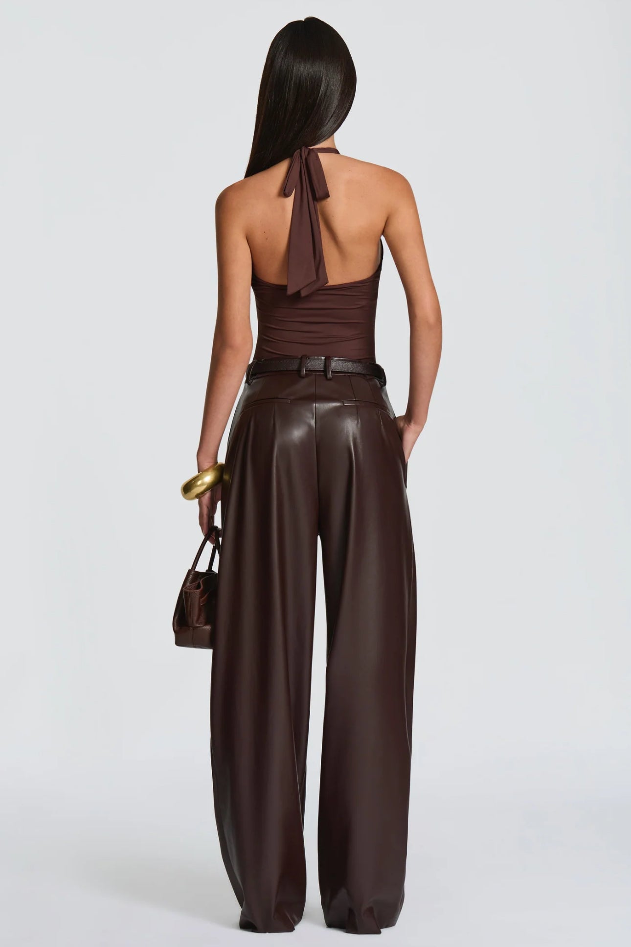 Pantaloni ANITA in eco-pelle a vita alta dal taglio ampio.Un look deciso e sofisticato, perfetto per chi ama uno stile contemporaneo e audace.