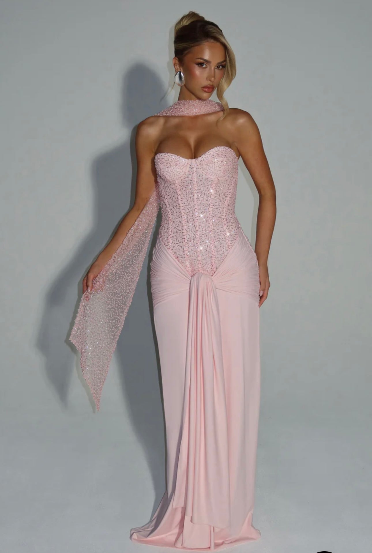 Long dress LUNA Romantico e sofisticato,è pensato per lasciare il segno. Il corpetto strapless strutturato, impreziosito da micro-cristalli luminosi, valorizza il décolleté e la silhouette. La gonna lunga in tessuto fluido cade morbida