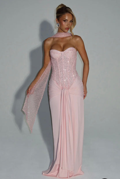 Long dress LUNA Romantico e sofisticato,è pensato per lasciare il segno. Il corpetto strapless strutturato, impreziosito da micro-cristalli luminosi, valorizza il décolleté e la silhouette. La gonna lunga in tessuto fluido cade morbida