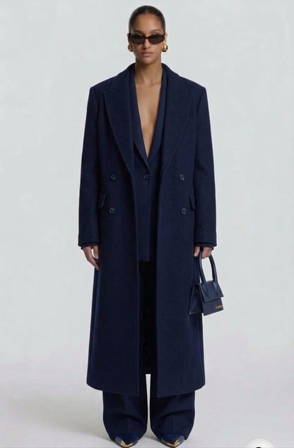 L'Outfit Completo Elegante: Tailleur Sartoriale & Cappotto Lungo coordinato⁠ Il perfetto connubio tra potenza e raffinatezza sartoriale. Un look completo pensato per la donna moderna che desidera un'eleganza impeccabile, dal mattino alla sera.