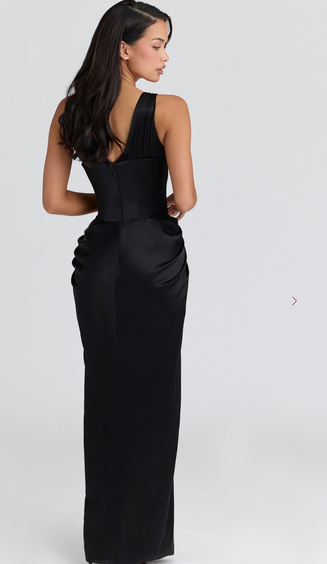 Maxi Dress Angelina Elegante e sensuale, questo abito maxi in raso nero valorizza la figura con un raffinato design a clessidra. Il corpetto strutturato con scollo profondo esalta le forme la gonna lunga e fluida dona movimento e classe