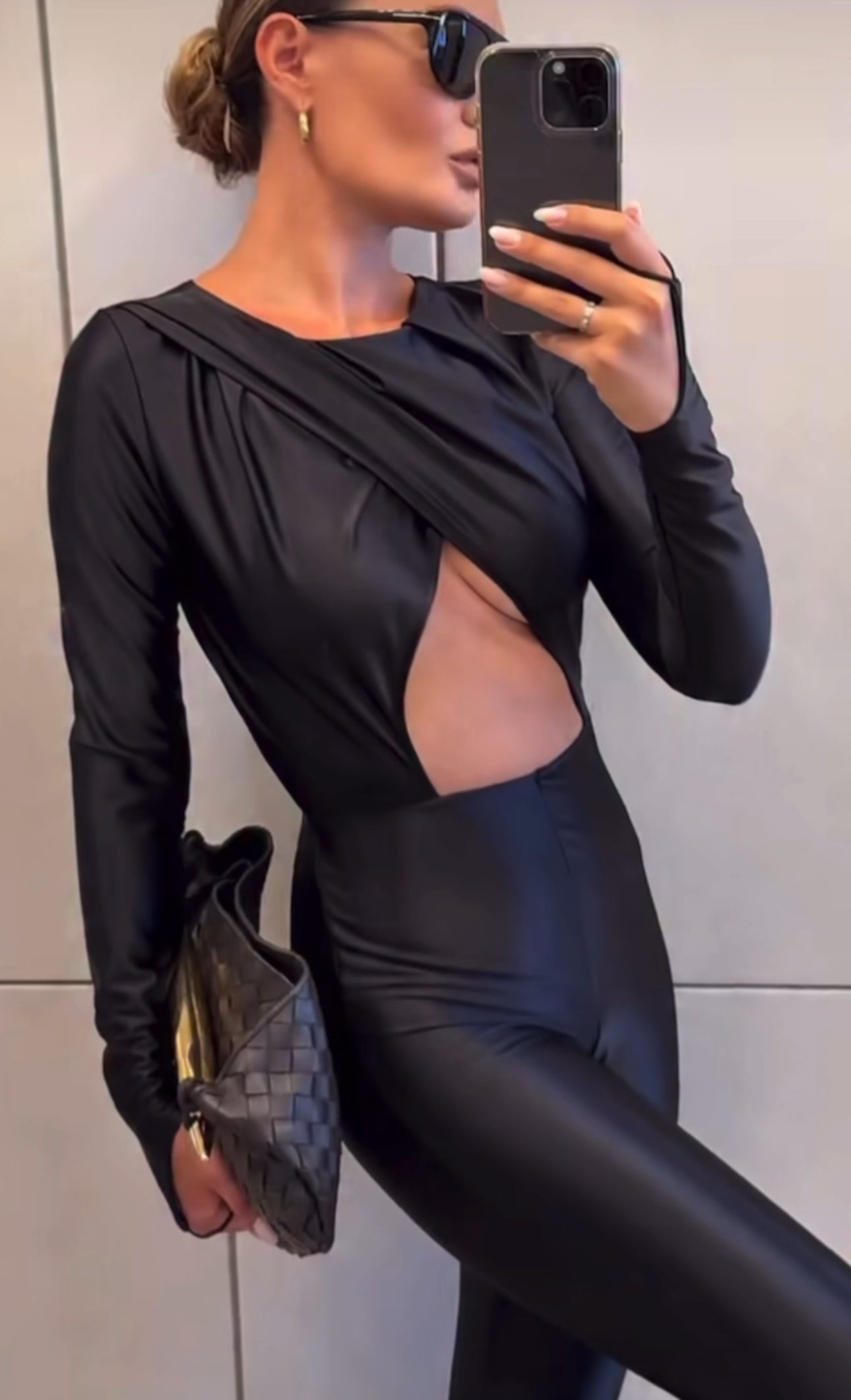 Jumpsuite DONATELLA Una tuta che non lascia la possibilità di passare inosservata.
Lucentezza elegante, vestibilità perfetta, scollatura audace e spacchi, sensualità e stile... già e best seller