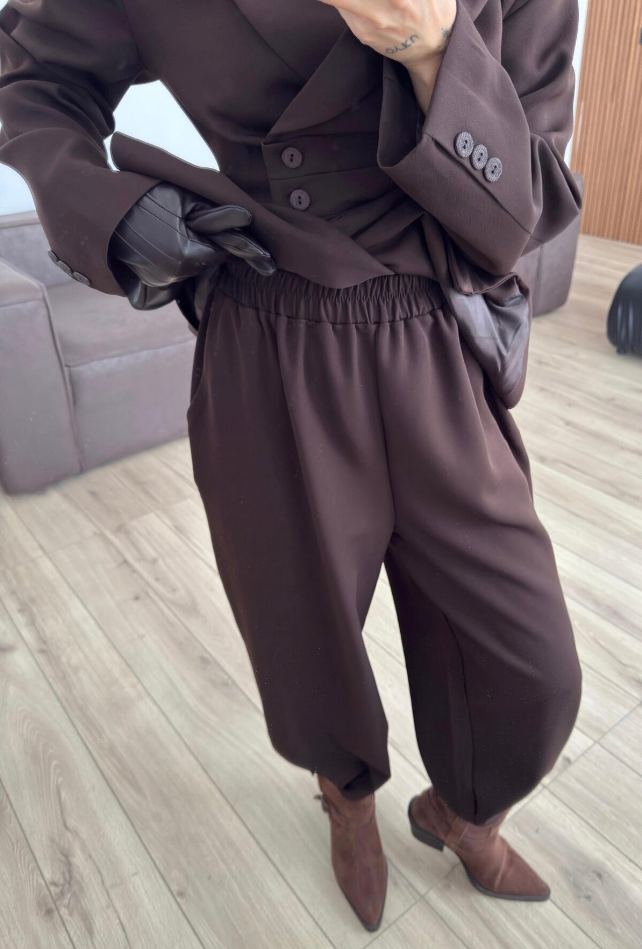 Tailleur Samantha”in promo” composto da giacca sartoriale con spalle strutturate e chiusura incrociata. La cintura integrata con bottoni decorativi stringe il punto vita valorizzando la silhouette e creando un elegante effetto corsetto l pantalone fluido