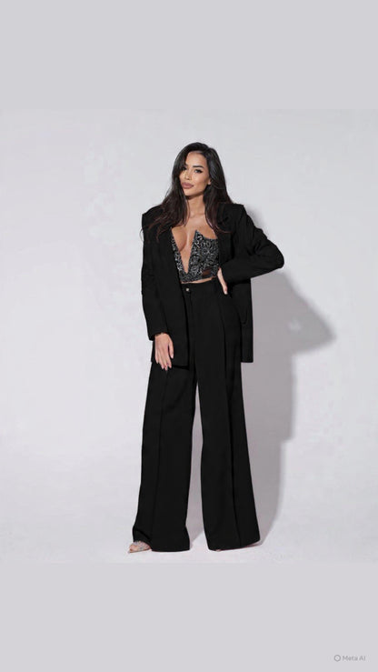 Tailleur Renata Questo completo è la scelta perfetta per distinguerti con stile: blazer dal taglio elegante, pantalone a gamba larga che slancia la figura e top in pizzo delicato che aggiunge un tocco sensuale e sofisticato.