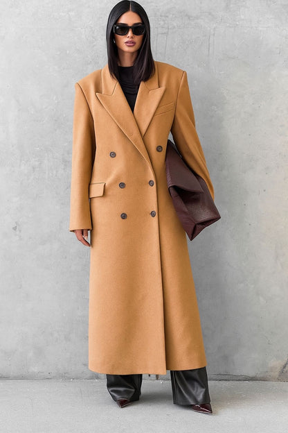 Cappotto ISABELLA  lungo dal taglio sartoriale con design doppiopetto e spalle strutturate. Elegante e versatile, perfetto per completare look sofisticati nelle giornate più fredde.