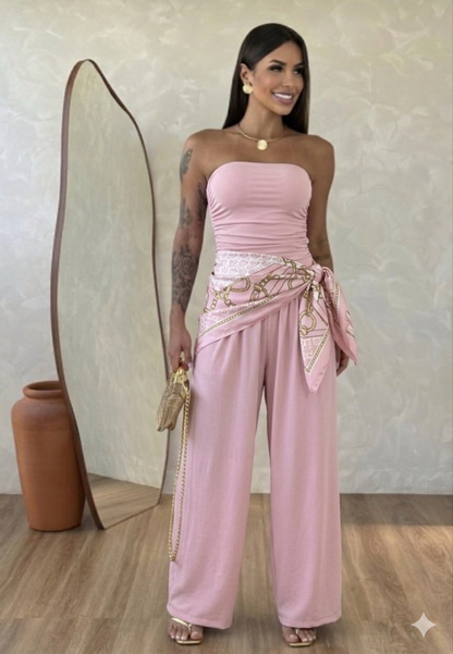 Jumpsuite Valentina Foulard in OMAGGIO
Aggiungi un tocco di freschezza al tuo guardaroba con questa splendida tuta intera.Un capo versatile che unisce la comodità del taglio a palazzo all'eleganza del top a fascia.