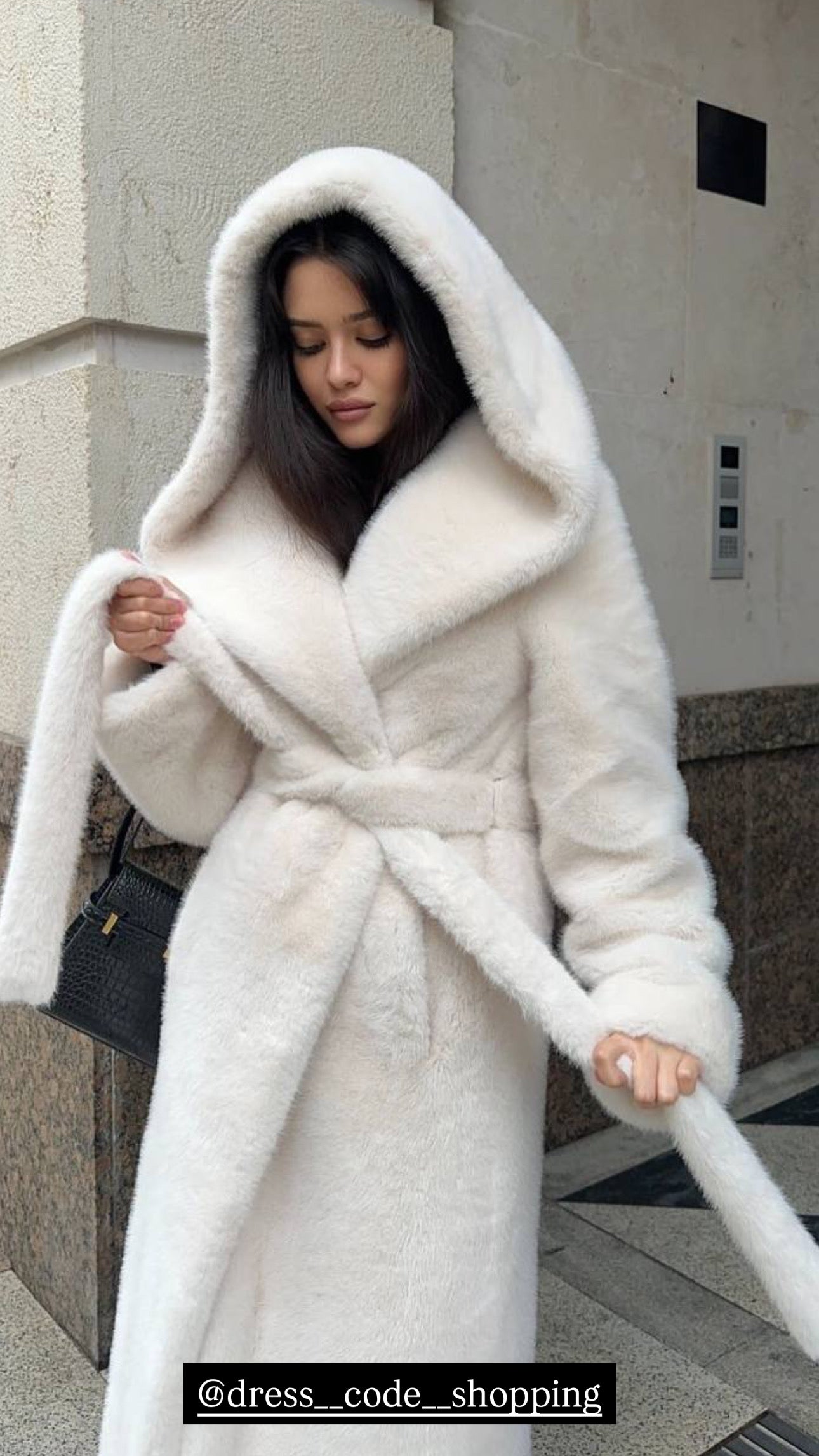 Pelliccia GRETA ecologica lunga con cappuccio ha una texture morbida e avvolgente, perfetto per affrontare il freddo con stile.