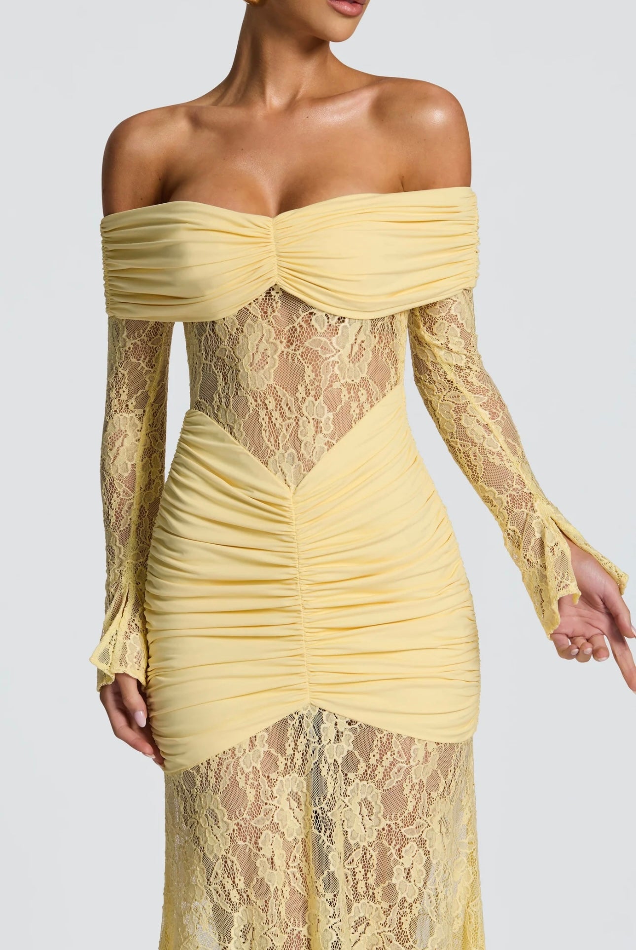 Abito AMIRA Elegante e sensuale, questo abito lungo off-shoulder in pizzo valorizza la silhouette con dettagli arricciati e trasparenze raffinate. Perfetto per cerimonie, eventi e serate glamour. Un look da vera protagonista.