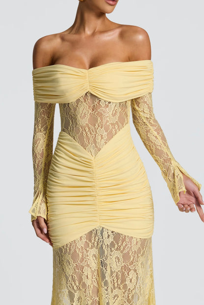 Abito AMIRA Elegante e sensuale, questo abito lungo off-shoulder in pizzo valorizza la silhouette con dettagli arricciati e trasparenze raffinate. Perfetto per cerimonie, eventi e serate glamour. Un look da vera protagonista.