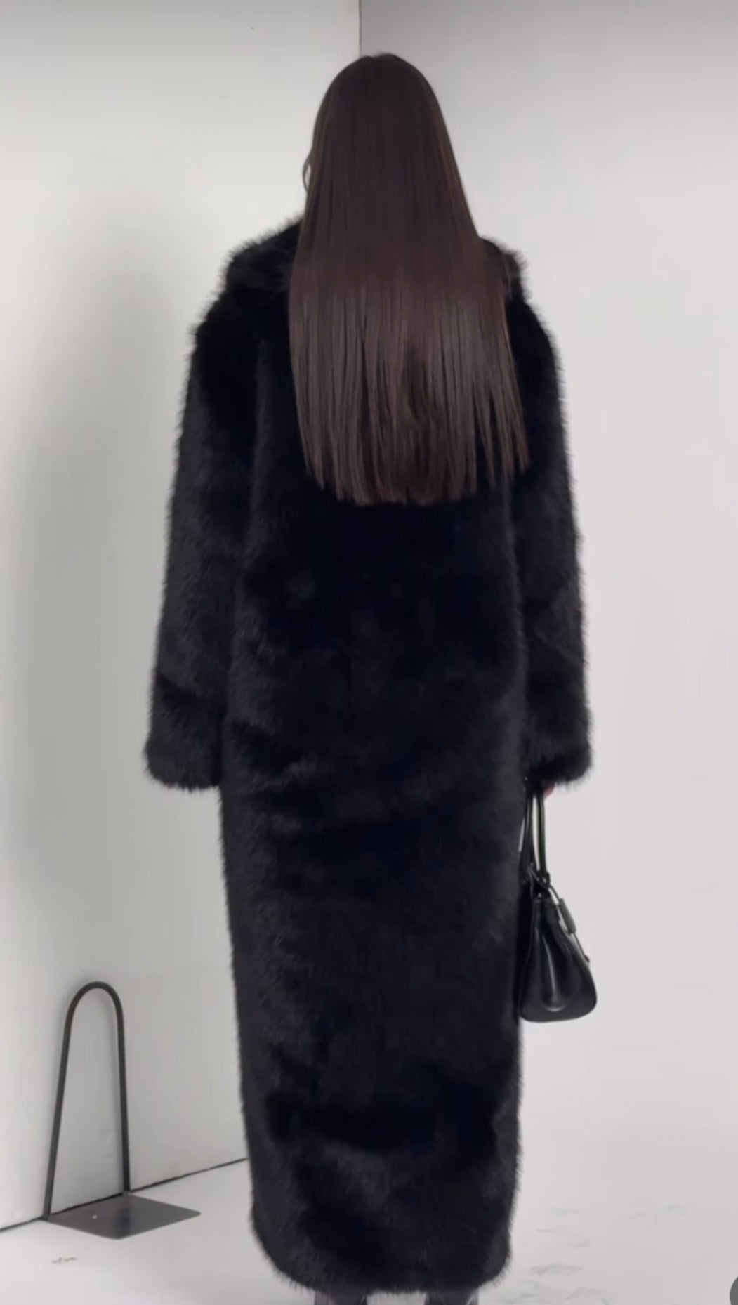 Pelliccia BRENDA Un modello avvolgente e sofisticato, caratterizzato da una linea dritta e dal volume morbido. Realizzato in pelliccia di visone ecologico di alta qualità, garantisce calore e comfort con un tocco glamour.