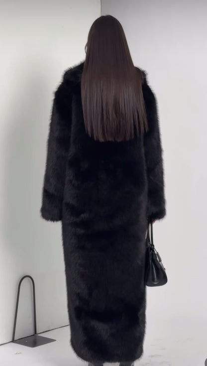 Pelliccia BRENDA Un modello avvolgente e sofisticato, caratterizzato da una linea dritta e dal volume morbido. Realizzato in pelliccia di visone ecologico di alta qualità, garantisce calore e comfort con un tocco glamour.