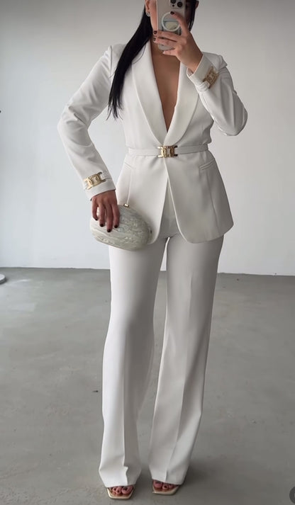 Tailleur Elisabetta dal design sofisticato e ultra femminile, perfetto per chi ama uno stile deciso ed elegante.