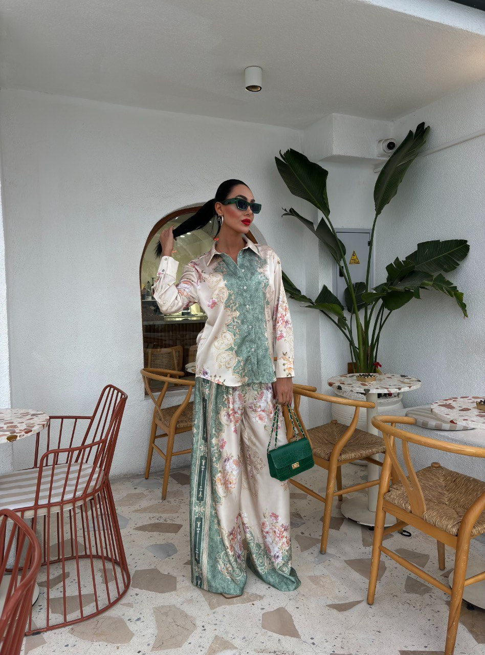 Setcord ZARA è composto da una camicia oversize e un paio di pantaloni larghi con stampa geometrica.