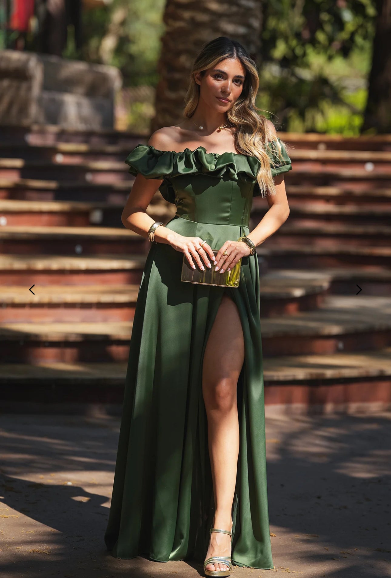 Abito MARYA Elegante abito off-shoulder con corpino arricciato a balze e ampia gonna con spacco laterale.