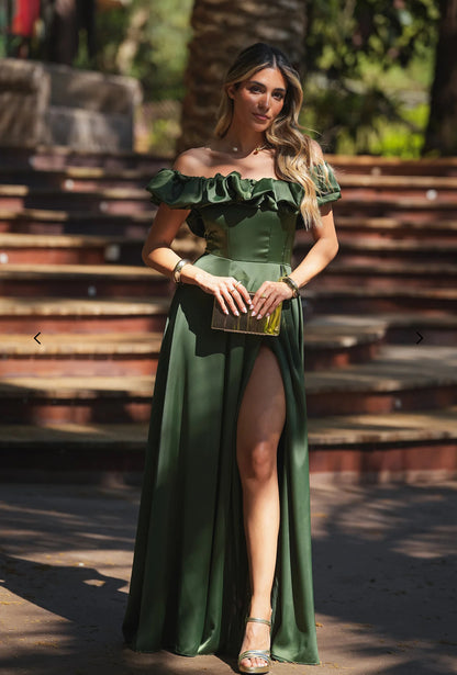 Abito MARYA Elegante abito off-shoulder con corpino arricciato a balze e ampia gonna con spacco laterale.