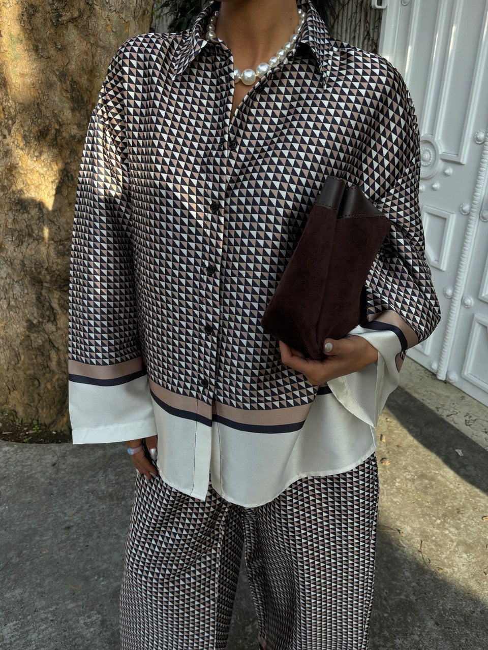 Setcord ZARA è composto da una camicia oversize e un paio di pantaloni larghi con stampa geometrica.