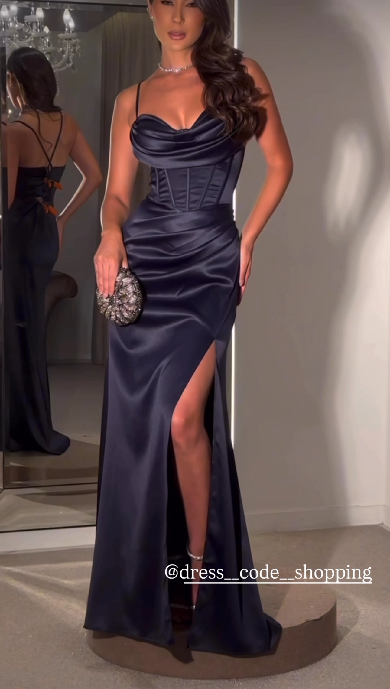 Abito ARIANA elegante in raso lucido con corpetto a bustier drappeggiato e spalline sottili.
Lo spacco laterale aggiunge un tocco di sensualità. Perfetto per serate di gala, eventi formali o occasioni speciali