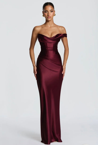 Abito Marcella monospalla in raso lucido con drappeggio sul décolleté e vita strutturata. Silhouette aderente che valorizza la figura.
Perfetto per occasioni formali ed
eventi serali.