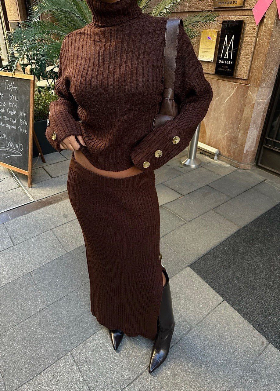 Coordinato FEDERICA è composto da un maglione e una gonna in maglia a coste con dettagli di bottoni metallici