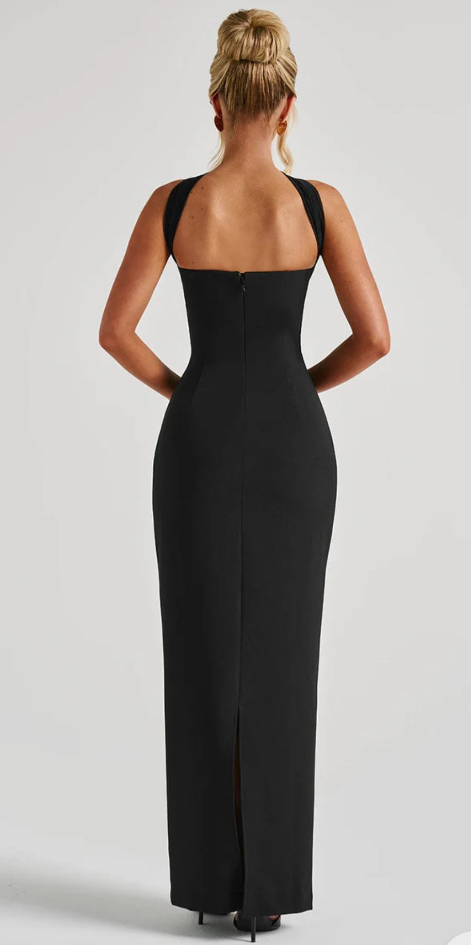Long dress YIULIA tubino lungo è perfetto per mettere in risalto le forme femminili. Il foulard in tulle lungo può essere utilizzato per creare differenti look
