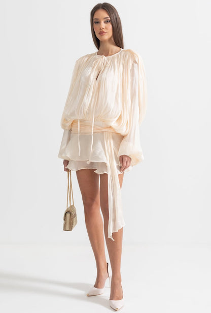 Mini dress CHARLOTTE in dettaglio plissettato su tutto l’abito, manica a sbuffo, elastico sul retro, spallina interna piu pantaloncino non fartelo scappare