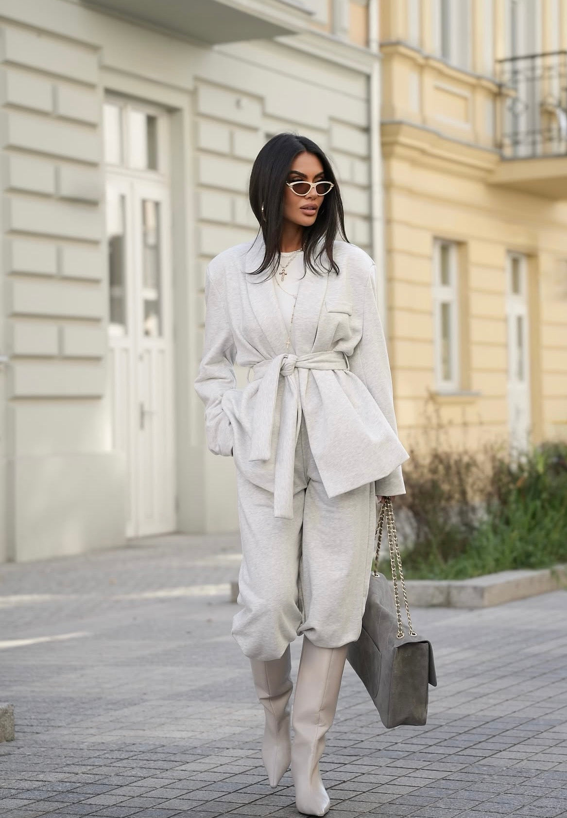 Completo SAMIRA Caldo, elegante e dal carattere contemporaneo. Questo completo due pezzi è realizzato in morbido cotone invernale, un tessuto avvolgente e confortevole perfetto per affrontare la stagione fredda con stile senza rinunciare alla comodità.