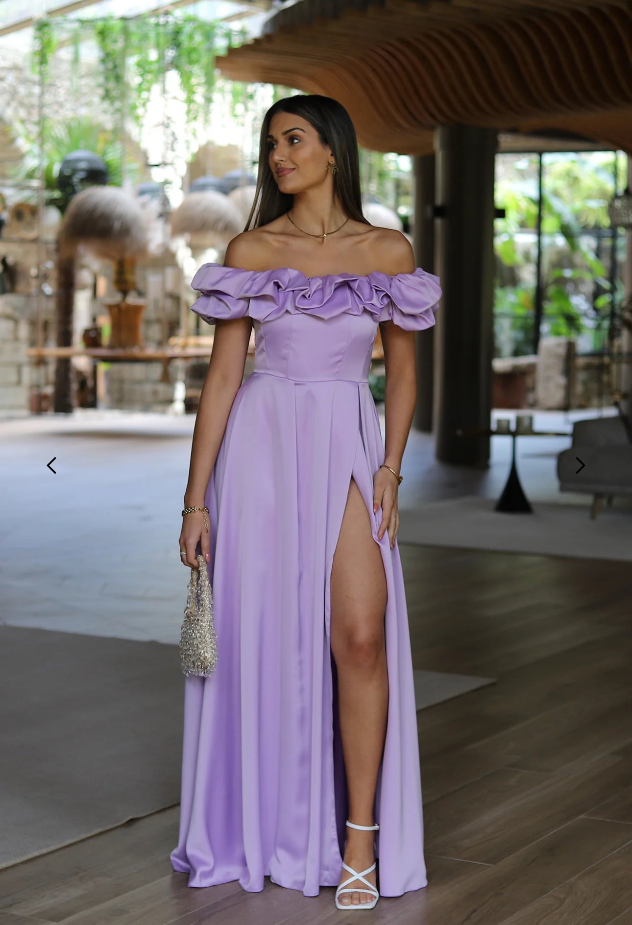 Abito MARYA Elegante abito off-shoulder con corpino arricciato a balze e ampia gonna con spacco laterale.