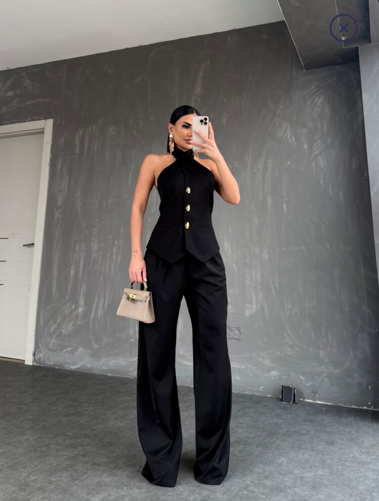 Setcord CRISTINA  composto da un top senza maniche con collo all'americana e pantaloni a gamba larga. Il top presenta una chiusura frontale con tre bottoni dorati