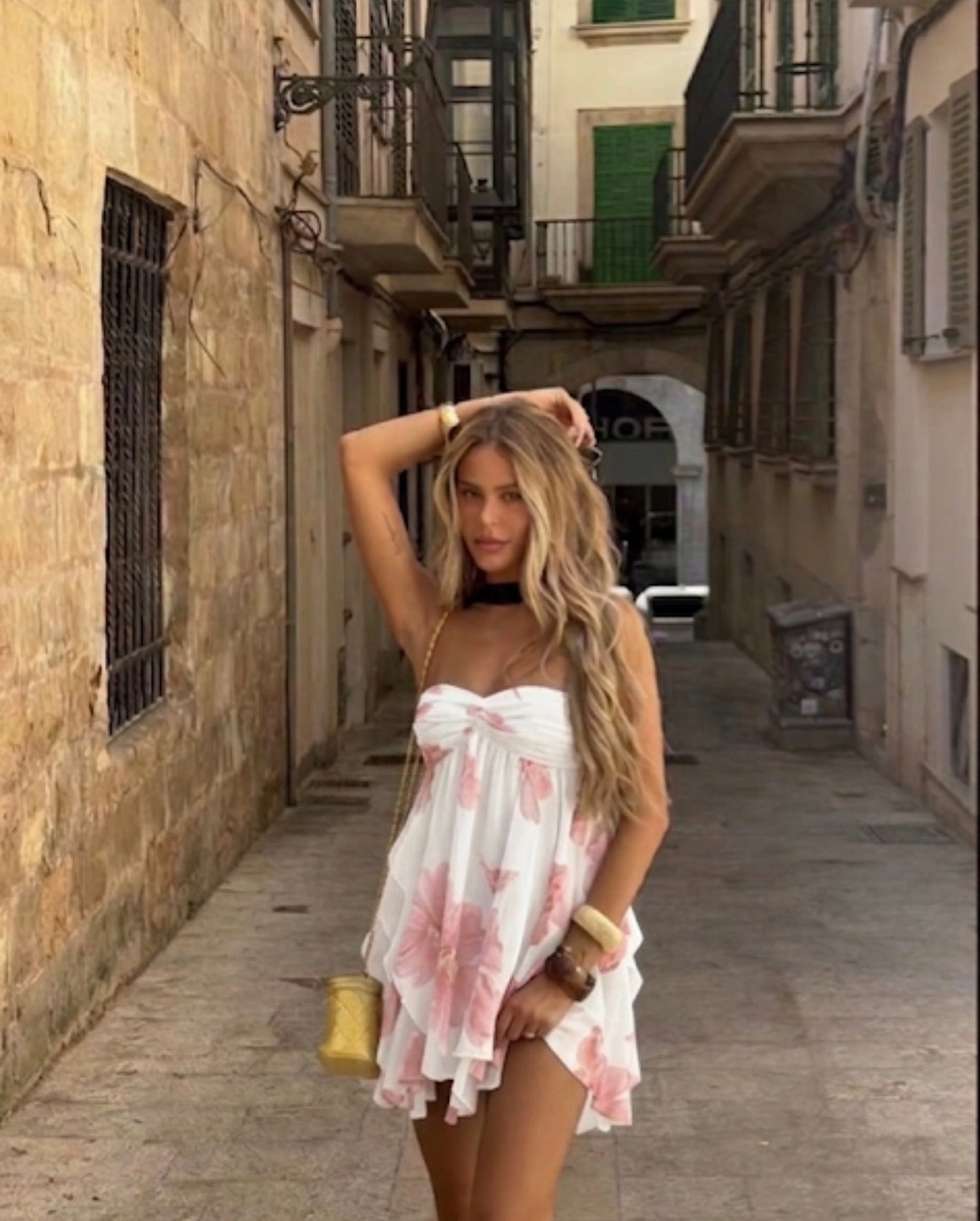Mini dress Sole Aggiungi leggerezza al tuo guardaroba estivo con questo mini abito romantico e fluttuante.