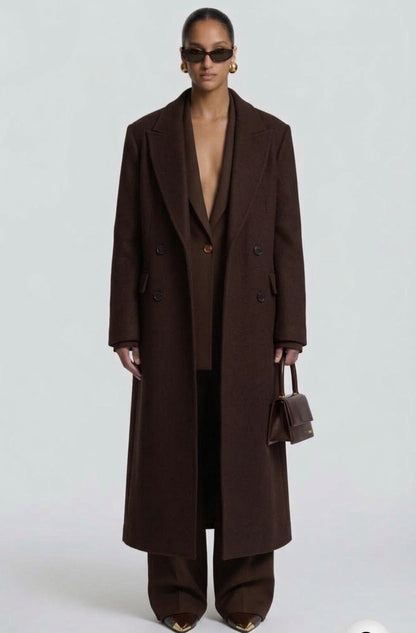 L'Outfit Completo Elegante: Tailleur Sartoriale & Cappotto Lungo coordinato⁠ Il perfetto connubio tra potenza e raffinatezza sartoriale. Un look completo pensato per la donna moderna che desidera un'eleganza impeccabile, dal mattino alla sera.