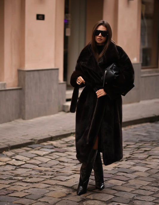 Pelliccia ecologica Vanessa Eleganza senza tempo e comfort assoluto.La pelliccia“Vanessa” è realizzato in morbida eco-pelliccia visone premium, con cintura in vita che valorizza la silhouette e dona un tocco raffinato e sofisticato.