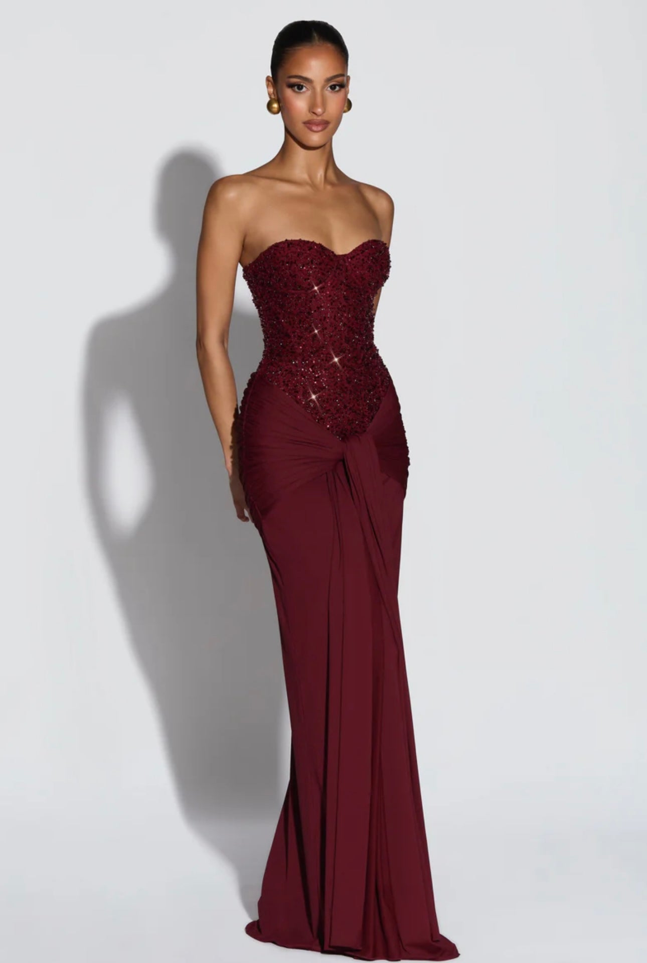 Long dress LUNA Romantico e sofisticato,è pensato per lasciare il segno. Il corpetto strapless strutturato, impreziosito da micro-cristalli luminosi, valorizza il décolleté e la silhouette. La gonna lunga in tessuto fluido cade morbida