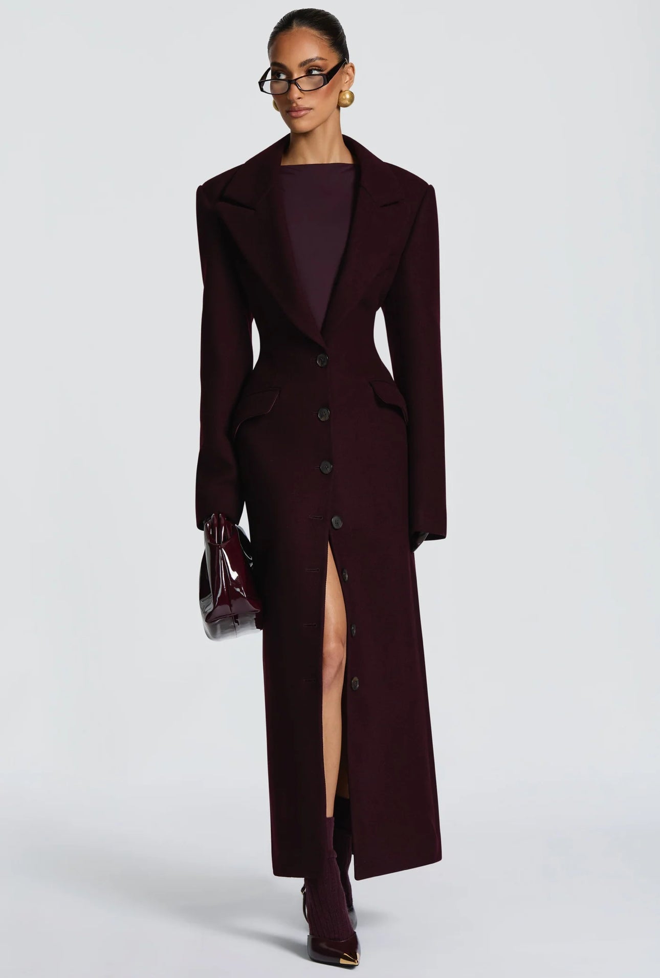 Cappotto ANGELICA lungo grigio in lana, con bottoni frontali e maxi revers a scialle. La linea dritta e sartoriale slancia la figura, mentre il colletto ampio aggiunge un tocco sofisticato. Perfetto per look invernali raffinati, dal giorno alla sera.