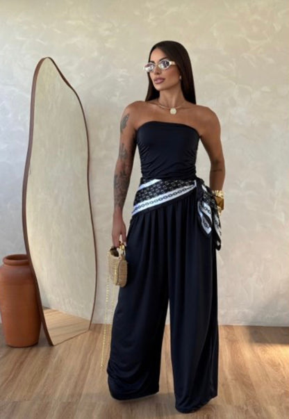 Jumpsuite Valentina Foulard in OMAGGIO
Aggiungi un tocco di freschezza al tuo guardaroba con questa splendida tuta intera.Un capo versatile che unisce la comodità del taglio a palazzo all'eleganza del top a fascia.