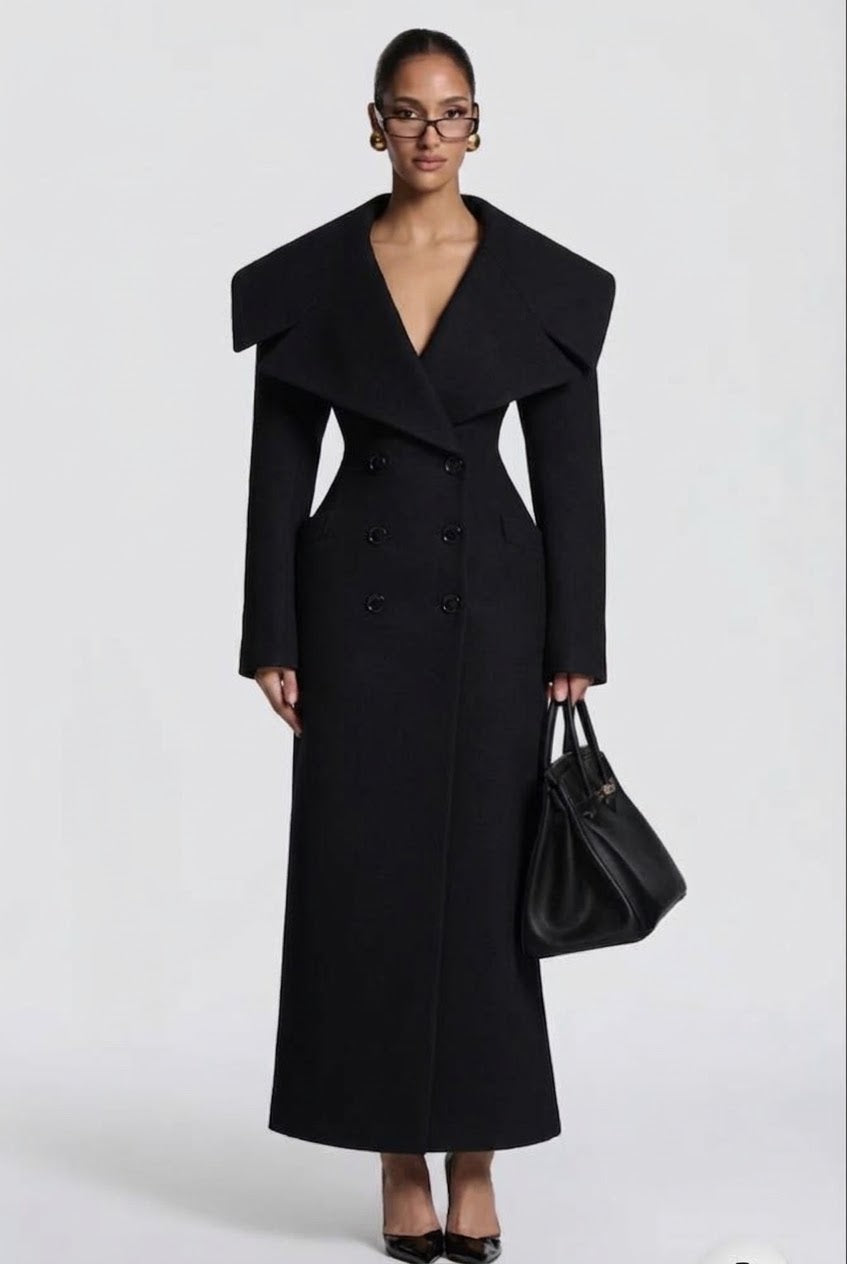 Cappotto Lungo Sartoriale con Maximantellina Un capospalla scenografico e di classe che ridefinisce l'eleganza invernale. Caratterizzato da un'ampia mantellina sulle spalle e una silhouette clessidra accentuata dal punto vita segnato.