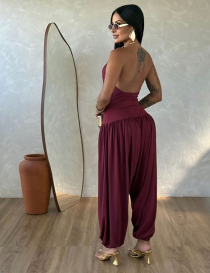 Jumpsuite Gioia Un'eleganza senza tempo racchiusa in una silhouette fluida e sensuale. La Tuta Drappeggiata è pensata per la donna che sa come catturare ogni sguardo senza sforzo.