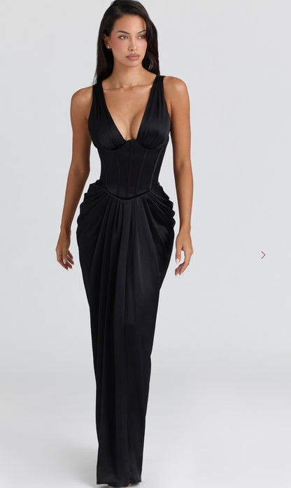 Maxi Dress Angelina Elegante e sensuale, questo abito maxi in raso nero valorizza la figura con un raffinato design a clessidra. Il corpetto strutturato con scollo profondo esalta le forme la gonna lunga e fluida dona movimento e classe