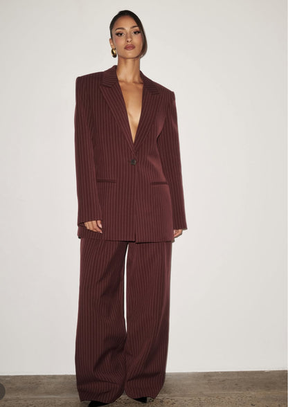 Tailleur ELEONORA Completo elegante composto da giacca oversize, pantaloni a palazzo e top coordinato. Un look moderno e sofisticato, perfetto per eventi, serate chic o outfit di tendenza.