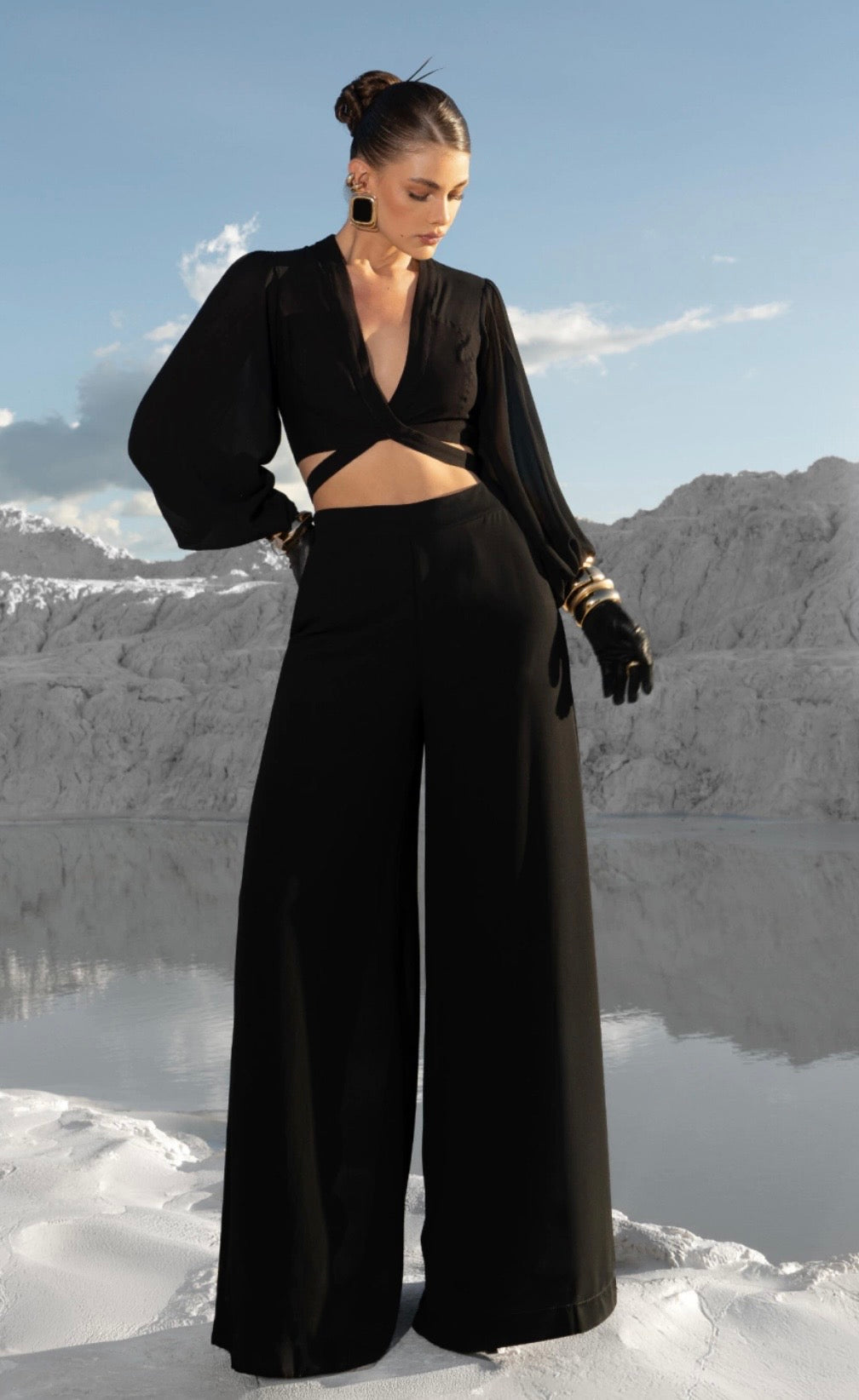 Coordinato JIULIA Sensualità e potere in un unico look.
Il crop top con scollo a V profondo, maniche balloon e fascia incrociata si abbina al pantalone palazzo a vita alta dalla caduta perfetta. Total black,
silhouette impeccabile.